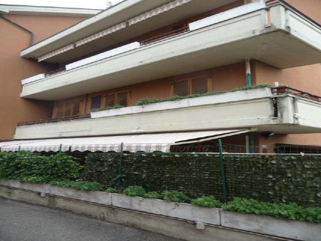 Appartamento al piano terzo (sottotetto) composto da locale open-space soggiorno-cucina, ripostiglio, due camere, un bagno. L'appartamento dispone di doppio affaccio e due balconi. Cantina al piano seminterrato. Posto auto coperto scala D piano S1 int. 65. Pianta rettangolare h. 250, facilità di accesso normale, fruibilità completa. Pavimenti in battuto di cemento.. Id. Cat. [N.C.E.U.] Unità Residenziale cat. A/2 foglio 22 part. 220 sub 42, Unità Secondaria cat. C/6 foglio 22 part. 220 sub 761. 14. Sup. mq catastali 87, mq catastali 13. Libero. Piena Proprietà.