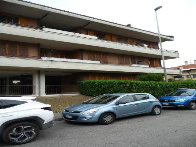 Appartamento al piano terzo (sottotetto) composto da locale open-space soggiorno-cucina, ripostiglio, due camere, un bagno. L'appartamento dispone di doppio affaccio e due balconi. Cantina al piano seminterrato. Posto auto coperto scala D piano S1 int. 65. Pianta rettangolare h. 250, facilità di accesso normale, fruibilità completa. Pavimenti in battuto di cemento.. Id. Cat. [N.C.E.U.] Unità Residenziale cat. A/2 foglio 22 part. 220 sub 42, Unità Secondaria cat. C/6 foglio 22 part. 220 sub 761. 14. Sup. mq catastali 87, mq catastali 13. Libero. Piena Proprietà.