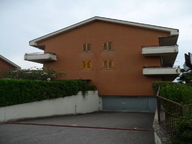 Appartamento al piano terzo (sottotetto) composto da locale open-space soggiorno-cucina, ripostiglio, due camere, un bagno. L'appartamento dispone di doppio affaccio e due balconi. Cantina al piano seminterrato. Posto auto coperto scala D piano S1 int. 65. Pianta rettangolare h. 250, facilità di accesso normale, fruibilità completa. Pavimenti in battuto di cemento.. Id. Cat. [N.C.E.U.] Unità Residenziale cat. A/2 foglio 22 part. 220 sub 42, Unità Secondaria cat. C/6 foglio 22 part. 220 sub 761. 14. Sup. mq catastali 87, mq catastali 13. Libero. Piena Proprietà.