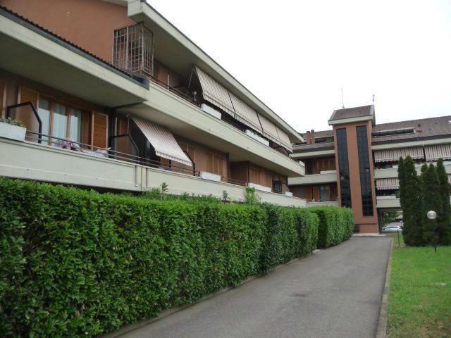 Appartamento al piano terzo (sottotetto) composto da locale open-space soggiorno-cucina, ripostiglio, due camere, un bagno. L'appartamento dispone di doppio affaccio e due balconi. Cantina al piano seminterrato. Posto auto coperto scala D piano S1 int. 65. Pianta rettangolare h. 250, facilità di accesso normale, fruibilità completa. Pavimenti in battuto di cemento.. Id. Cat. [N.C.E.U.] Unità Residenziale cat. A/2 foglio 22 part. 220 sub 42, Unità Secondaria cat. C/6 foglio 22 part. 220 sub 761. 14. Sup. mq catastali 87, mq catastali 13. Libero. Piena Proprietà.