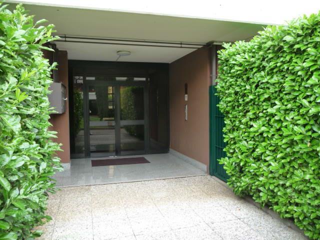 Appartamento al piano terzo (sottotetto) composto da locale open-space soggiorno-cucina, ripostiglio, due camere, un bagno. L'appartamento dispone di doppio affaccio e due balconi. Cantina al piano seminterrato. Posto auto coperto scala D piano S1 int. 65. Pianta rettangolare h. 250, facilità di accesso normale, fruibilità completa. Pavimenti in battuto di cemento.. Id. Cat. [N.C.E.U.] Unità Residenziale cat. A/2 foglio 22 part. 220 sub 42, Unità Secondaria cat. C/6 foglio 22 part. 220 sub 761. 14. Sup. mq catastali 87, mq catastali 13. Libero. Piena Proprietà.