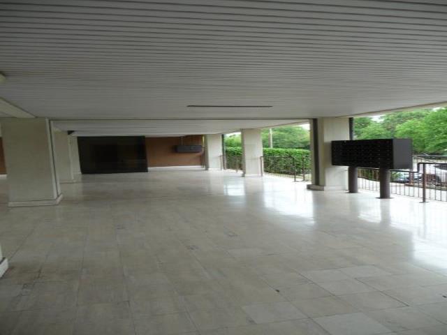 Appartamento al piano terzo (sottotetto) composto da locale open-space soggiorno-cucina, ripostiglio, due camere, un bagno. L'appartamento dispone di doppio affaccio e due balconi. Cantina al piano seminterrato. Posto auto coperto scala D piano S1 int. 65. Pianta rettangolare h. 250, facilità di accesso normale, fruibilità completa. Pavimenti in battuto di cemento.. Id. Cat. [N.C.E.U.] Unità Residenziale cat. A/2 foglio 22 part. 220 sub 42, Unità Secondaria cat. C/6 foglio 22 part. 220 sub 761. 14. Sup. mq catastali 87, mq catastali 13. Libero. Piena Proprietà.