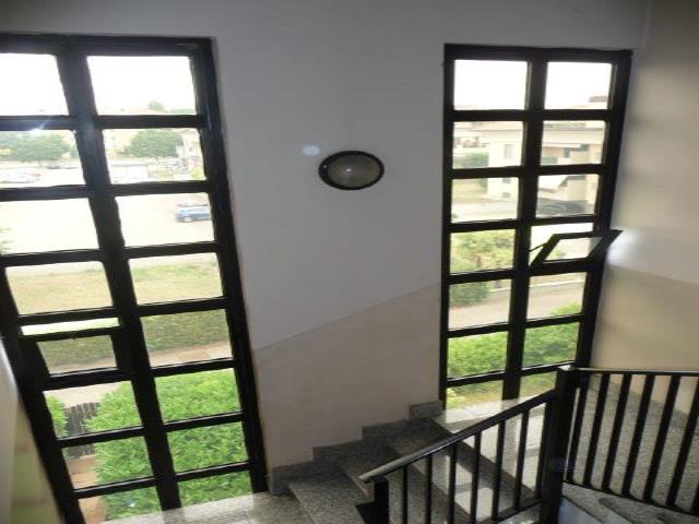 Appartamento al piano terzo (sottotetto) composto da locale open-space soggiorno-cucina, ripostiglio, due camere, un bagno. L'appartamento dispone di doppio affaccio e due balconi. Cantina al piano seminterrato. Posto auto coperto scala D piano S1 int. 65. Pianta rettangolare h. 250, facilità di accesso normale, fruibilità completa. Pavimenti in battuto di cemento.. Id. Cat. [N.C.E.U.] Unità Residenziale cat. A/2 foglio 22 part. 220 sub 42, Unità Secondaria cat. C/6 foglio 22 part. 220 sub 761. 14. Sup. mq catastali 87, mq catastali 13. Libero. Piena Proprietà.