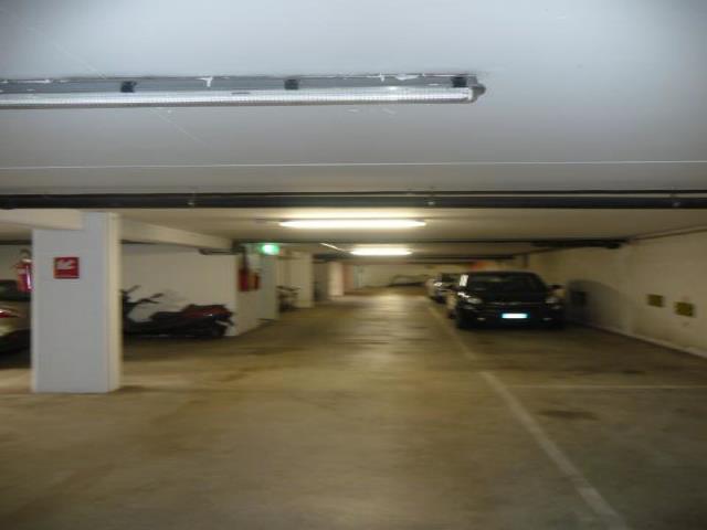 Appartamento al piano terzo (sottotetto) composto da locale open-space soggiorno-cucina, ripostiglio, due camere, un bagno. L'appartamento dispone di doppio affaccio e due balconi. Cantina al piano seminterrato. Posto auto coperto scala D piano S1 int. 65. Pianta rettangolare h. 250, facilità di accesso normale, fruibilità completa. Pavimenti in battuto di cemento.. Id. Cat. [N.C.E.U.] Unità Residenziale cat. A/2 foglio 22 part. 220 sub 42, Unità Secondaria cat. C/6 foglio 22 part. 220 sub 761. 14. Sup. mq catastali 87, mq catastali 13. Libero. Piena Proprietà.