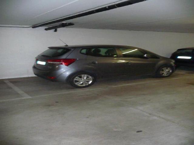 Appartamento al piano terzo (sottotetto) composto da locale open-space soggiorno-cucina, ripostiglio, due camere, un bagno. L'appartamento dispone di doppio affaccio e due balconi. Cantina al piano seminterrato. Posto auto coperto scala D piano S1 int. 65. Pianta rettangolare h. 250, facilità di accesso normale, fruibilità completa. Pavimenti in battuto di cemento.. Id. Cat. [N.C.E.U.] Unità Residenziale cat. A/2 foglio 22 part. 220 sub 42, Unità Secondaria cat. C/6 foglio 22 part. 220 sub 761. 14. Sup. mq catastali 87, mq catastali 13. Libero. Piena Proprietà.