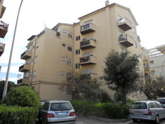 Abitazione in Roma (Ostia) Via Delle Baleari 3 (scala Pal.14/5, piano secondo, int. 9). Composto da: Ingresso, disimpegno, cucina, ripostiglio, bagno, 3 camere e 3 balconi + deposito e posto auto scoperto. Identificativi [N.C.E.U.] Categoria Catastale A3 foglio 1079 part. 682 sub. 509, con posto auto scoperto ad uso esclusivo al foglio 1079 part. 685 sub. 53 e deposito ad uso esclusivo al foglio 1079 part. 682 sub. 504. Mq 95. Libero. Piena proprietà.