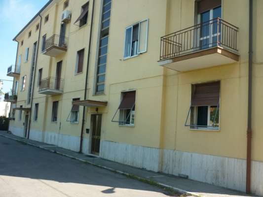 Abitazione in Falconara Marittima (Ancona) Via Fiumesino 7/A (piano terra, int. 1). Composto da: Ingresso, 3 camere, cucina e bagno + 2 soffitte al piano terzo e garage. Identificativi [N.C.E.U.] Categoria Catastale A2 foglio 8 part. 871 sub. 7 (compreso sottotetto ad uso esclusivo), con box auto ad uso esclusivo al foglio 8 part. 871 sub. 19. . Mq 94. Libero. Piena proprietà.