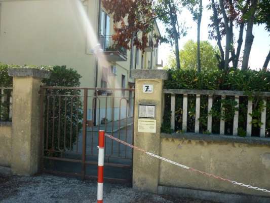 Abitazione in Falconara Marittima (Ancona) Via Fiumesino 7/A (piano terra, int. 1). Composto da: Ingresso, 3 camere, cucina e bagno + 2 soffitte al piano terzo e garage. Identificativi [N.C.E.U.] Categoria Catastale A2 foglio 8 part. 871 sub. 7 (compreso sottotetto ad uso esclusivo), con box auto ad uso esclusivo al foglio 8 part. 871 sub. 19. . Mq 94. Libero. Piena proprietà.