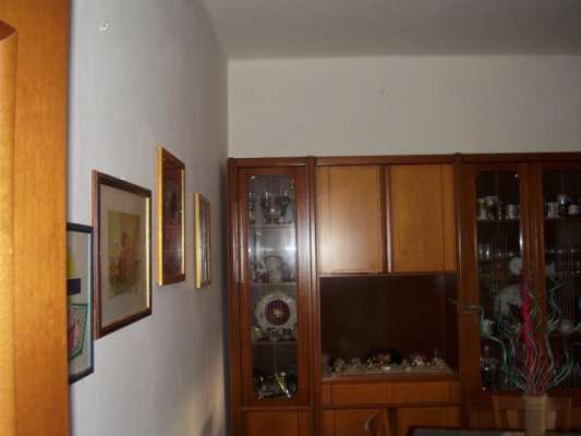 Abitazione in Falconara Marittima (Ancona) Via Fiumesino 7/A (piano terra, int. 1). Composto da: Ingresso, 3 camere, cucina e bagno + 2 soffitte al piano terzo e garage. Identificativi [N.C.E.U.] Categoria Catastale A2 foglio 8 part. 871 sub. 7 (compreso sottotetto ad uso esclusivo), con box auto ad uso esclusivo al foglio 8 part. 871 sub. 19. . Mq 94. Libero. Piena proprietà.