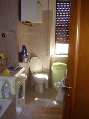 Abitazione in Falconara Marittima (Ancona) Via Fiumesino 7/A (piano terra, int. 1). Composto da: Ingresso, 3 camere, cucina e bagno + 2 soffitte al piano terzo e garage. Identificativi [N.C.E.U.] Categoria Catastale A2 foglio 8 part. 871 sub. 7 (compreso sottotetto ad uso esclusivo), con box auto ad uso esclusivo al foglio 8 part. 871 sub. 19. . Mq 94. Libero. Piena proprietà.