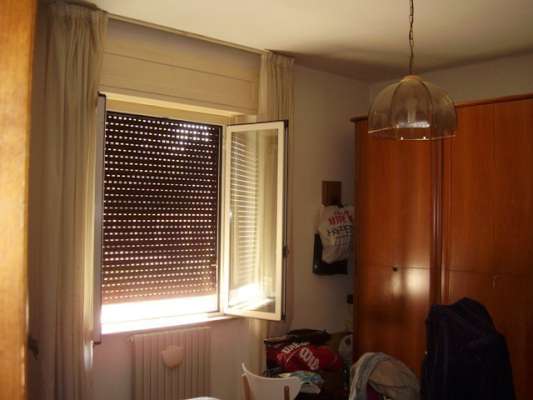 Abitazione in Falconara Marittima (Ancona) Via Fiumesino 7/A (piano terra, int. 1). Composto da: Ingresso, 3 camere, cucina e bagno + 2 soffitte al piano terzo e garage. Identificativi [N.C.E.U.] Categoria Catastale A2 foglio 8 part. 871 sub. 7 (compreso sottotetto ad uso esclusivo), con box auto ad uso esclusivo al foglio 8 part. 871 sub. 19. . Mq 94. Libero. Piena proprietà.