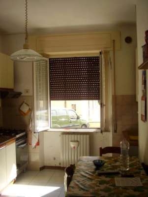 Abitazione in Falconara Marittima (Ancona) Via Fiumesino 7/A (piano terra, int. 1). Composto da: Ingresso, 3 camere, cucina e bagno + 2 soffitte al piano terzo e garage. Identificativi [N.C.E.U.] Categoria Catastale A2 foglio 8 part. 871 sub. 7 (compreso sottotetto ad uso esclusivo), con box auto ad uso esclusivo al foglio 8 part. 871 sub. 19. . Mq 94. Libero. Piena proprietà.