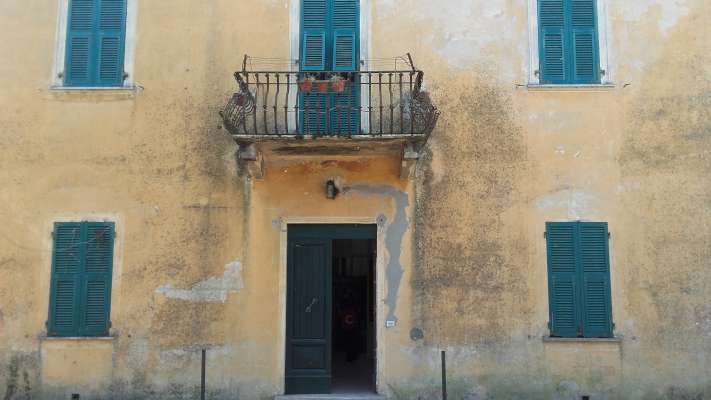 Abitazione in Aulla (Massa Carrara) Via Filippo Turati 24 (piano terra). Composto da: P. TERRA: ingresso, 2 disimpegni, sala pranzo, sala, cucina, soggiorno e ripostigli e P. PRIMO: 2 disimpegni, 4 camere, studio, bagno, lavanderia e balcone + cantina e tettoia e deposito e area scoperta. Identificativi [N.C.E.U.] Categoria Catastale A7 foglio 24 part. 450 sub. 1 (compresa cantina, tettoia, deposito ed area scoperta ad uso esclusivo). Mq 299. Libero. Piena proprietà.