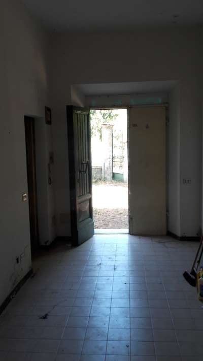 Abitazione in Aulla (Massa Carrara) Via Filippo Turati 24 (piano terra). Composto da: P. TERRA: ingresso, 2 disimpegni, sala pranzo, sala, cucina, soggiorno e ripostigli e P. PRIMO: 2 disimpegni, 4 camere, studio, bagno, lavanderia e balcone + cantina e tettoia e deposito e area scoperta. Identificativi [N.C.E.U.] Categoria Catastale A7 foglio 24 part. 450 sub. 1 (compresa cantina, tettoia, deposito ed area scoperta ad uso esclusivo). Mq 299. Libero. Piena proprietà.