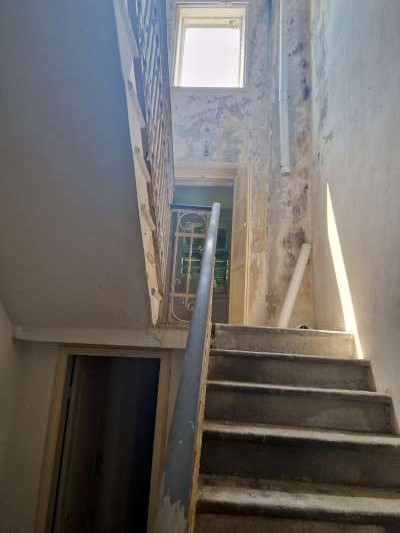 Abitazione in Aulla (Massa Carrara) Via Filippo Turati 24 (piano terra). Composto da: P. TERRA: ingresso, 2 disimpegni, sala pranzo, sala, cucina, soggiorno e ripostigli e P. PRIMO: 2 disimpegni, 4 camere, studio, bagno, lavanderia e balcone + cantina e tettoia e deposito e area scoperta. Identificativi [N.C.E.U.] Categoria Catastale A7 foglio 24 part. 450 sub. 1 (compresa cantina, tettoia, deposito ed area scoperta ad uso esclusivo). Mq 299. Libero. Piena proprietà.