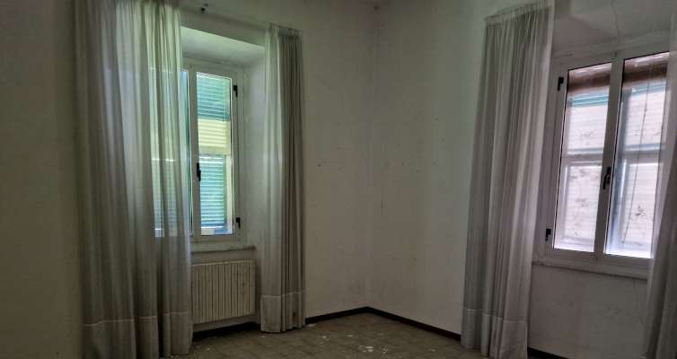 Abitazione in Aulla (Massa Carrara) Via Filippo Turati 24 (piano terra). Composto da: P. TERRA: ingresso, 2 disimpegni, sala pranzo, sala, cucina, soggiorno e ripostigli e P. PRIMO: 2 disimpegni, 4 camere, studio, bagno, lavanderia e balcone + cantina e tettoia e deposito e area scoperta. Identificativi [N.C.E.U.] Categoria Catastale A7 foglio 24 part. 450 sub. 1 (compresa cantina, tettoia, deposito ed area scoperta ad uso esclusivo). Mq 299. Libero. Piena proprietà.