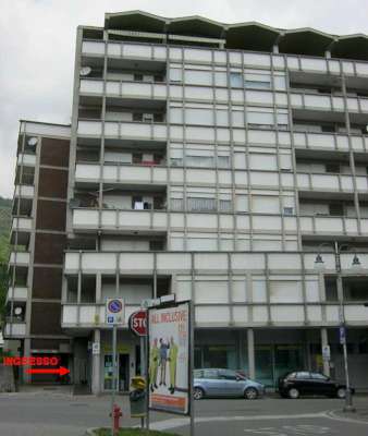 Abitazione in Maniago (Pordenone) Viale Manzoni, 18 (piano quarto). Composto da: Ingresso, disimpegno, soggiorno, cucina, 3 camere, 2 bagni, ripostiglio, 2 terrazze + Box auto. Identificativi [N.C.E.U.] Categoria Catastale A2 foglio 20 part. 155 sub. 45, con box auto ad uso esclusivo al foglio 20 part. 155 sub. 33. . Mq 128. Libero. Piena proprietà.