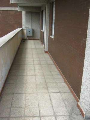 Abitazione in Maniago (Pordenone) Viale Manzoni, 18 (piano quarto). Composto da: Ingresso, disimpegno, soggiorno, cucina, 3 camere, 2 bagni, ripostiglio, 2 terrazze + Box auto. Identificativi [N.C.E.U.] Categoria Catastale A2 foglio 20 part. 155 sub. 45, con box auto ad uso esclusivo al foglio 20 part. 155 sub. 33. . Mq 128. Libero. Piena proprietà.