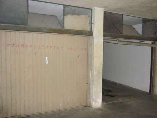 Abitazione in Maniago (Pordenone) Viale Manzoni, 18 (piano quarto). Composto da: Ingresso, disimpegno, soggiorno, cucina, 3 camere, 2 bagni, ripostiglio, 2 terrazze + Box auto. Identificativi [N.C.E.U.] Categoria Catastale A2 foglio 20 part. 155 sub. 45, con box auto ad uso esclusivo al foglio 20 part. 155 sub. 33. . Mq 128. Libero. Piena proprietà.