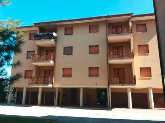 Abitazione in Rovigo (Rovigo) Via Stacche 21 (piano primo). Composto da: Ingresso, corridoio, cucina, 3 camere, pranzo soggiorno, ripostiglio, bagno, wc, 3 terrazze. + cantina e box auto. Identificativi [N.C.E.U.] Categoria Catastale A/2 foglio 22 part. 721 sub. 61 (compresa cantina ad uso esclusivo), con box auto ad uso esclusivo al foglio 22 part. 721 sub. 58. Mq 137. Libero. Piena proprietà.