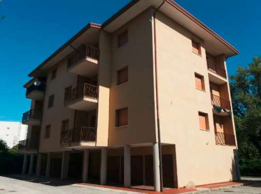 Abitazione in Rovigo (Rovigo) Via Stacche 21 (piano primo). Composto da: Ingresso, corridoio, cucina, 3 camere, pranzo soggiorno, ripostiglio, bagno, wc, 3 terrazze. + cantina e box auto. Identificativi [N.C.E.U.] Categoria Catastale A/2 foglio 22 part. 721 sub. 61 (compresa cantina ad uso esclusivo), con box auto ad uso esclusivo al foglio 22 part. 721 sub. 58. Mq 137. Libero. Piena proprietà.