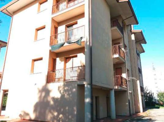 Abitazione in Rovigo (Rovigo) Via Stacche 21 (piano primo). Composto da: Ingresso, corridoio, cucina, 3 camere, pranzo soggiorno, ripostiglio, bagno, wc, 3 terrazze. + cantina e box auto. Identificativi [N.C.E.U.] Categoria Catastale A/2 foglio 22 part. 721 sub. 61 (compresa cantina ad uso esclusivo), con box auto ad uso esclusivo al foglio 22 part. 721 sub. 58. Mq 137. Libero. Piena proprietà.
