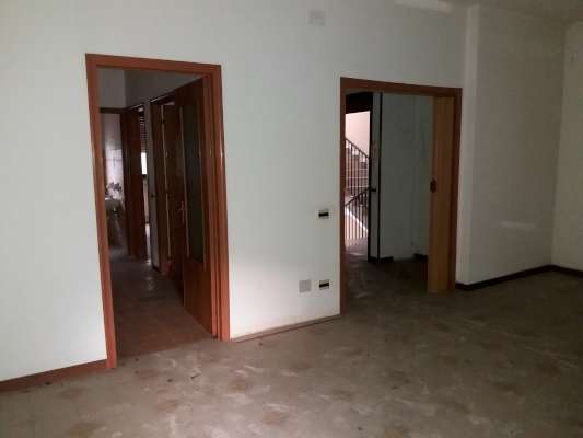 Abitazione in Rovigo (Rovigo) Via Stacche 21 (piano primo). Composto da: Ingresso, corridoio, cucina, 3 camere, pranzo soggiorno, ripostiglio, bagno, wc, 3 terrazze. + cantina e box auto. Identificativi [N.C.E.U.] Categoria Catastale A/2 foglio 22 part. 721 sub. 61 (compresa cantina ad uso esclusivo), con box auto ad uso esclusivo al foglio 22 part. 721 sub. 58. Mq 137. Libero. Piena proprietà.
