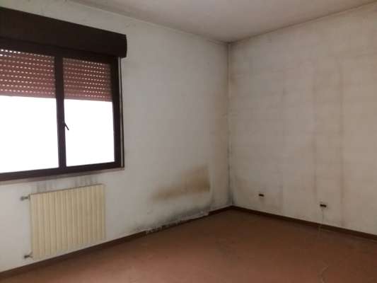 Abitazione in Rovigo (Rovigo) Via Stacche 21 (piano primo). Composto da: Ingresso, corridoio, cucina, 3 camere, pranzo soggiorno, ripostiglio, bagno, wc, 3 terrazze. + cantina e box auto. Identificativi [N.C.E.U.] Categoria Catastale A/2 foglio 22 part. 721 sub. 61 (compresa cantina ad uso esclusivo), con box auto ad uso esclusivo al foglio 22 part. 721 sub. 58. Mq 137. Libero. Piena proprietà.