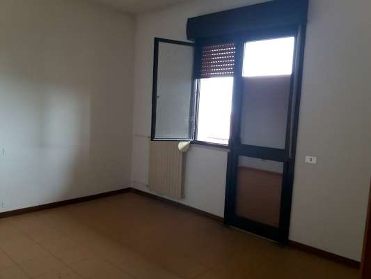 Abitazione in Rovigo (Rovigo) Via Stacche 21 (piano terzo). Composto da: Ingresso, corridoio, cucina, 3 camere, pranzo soggiorno, ripostiglio, bagno, wc, 3 terrazze. + cantina e box auto. Identificativi [N.C.E.U.] Categoria Catastale A/2 foglio 22 part. 721 sub. 66 (compresa cantina ad uso esclusivo), con box auto ad uso esclusivo al foglio 22 part. 721 sub. 57. Mq 137. Libero. Piena proprietà.