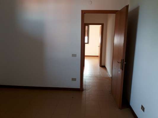 Abitazione in Rovigo (Rovigo) Via Stacche 21 (piano terzo). Composto da: Ingresso, corridoio, cucina, 3 camere, pranzo soggiorno, ripostiglio, bagno, wc, 3 terrazze. + cantina e box auto. Identificativi [N.C.E.U.] Categoria Catastale A/2 foglio 22 part. 721 sub. 66 (compresa cantina ad uso esclusivo), con box auto ad uso esclusivo al foglio 22 part. 721 sub. 57. Mq 137. Libero. Piena proprietà.