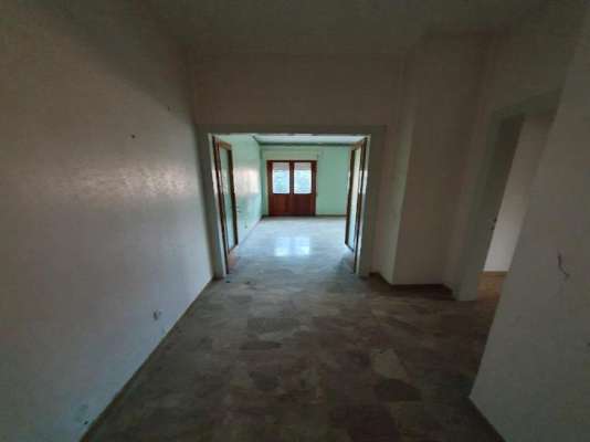 Abitazione in Vittorio Veneto (Treviso) Via Duca D'Aosta 16 (piano primo, int. 4). Composto da: Ingresso, disimpegno, soggiorno, cucina, due camere, bagno, ripostiglio, tre poggioli + deposito ad uso esclusivo, box auto ad uso esclusivo e deposito ad uso comune. Identificativi [N.C.E.U.] Categoria Catastale A3 Sezione E foglio 12 part. 950 sub. 7, con deposito ad uso esclusivo alla Sezione E foglio 12 part. 950 sub. 24, box auto ad uso esclusivo alla Sezione E foglio 12 part. 950 sub. 60 e deposito ad uso comune (millesimi di proprietà 50) alla Sezione E foglio 12 part. 950 sub. 64. . Mq 100. Libero. Piena proprietà.