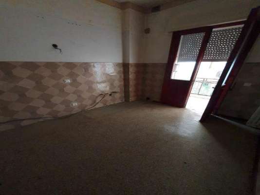 Abitazione in Vittorio Veneto (Treviso) Via Duca D'Aosta 16 (piano primo, int. 4). Composto da: Ingresso, disimpegno, soggiorno, cucina, due camere, bagno, ripostiglio, tre poggioli + deposito ad uso esclusivo, box auto ad uso esclusivo e deposito ad uso comune. Identificativi [N.C.E.U.] Categoria Catastale A3 Sezione E foglio 12 part. 950 sub. 7, con deposito ad uso esclusivo alla Sezione E foglio 12 part. 950 sub. 24, box auto ad uso esclusivo alla Sezione E foglio 12 part. 950 sub. 60 e deposito ad uso comune (millesimi di proprietà 50) alla Sezione E foglio 12 part. 950 sub. 64. . Mq 100. Libero. Piena proprietà.