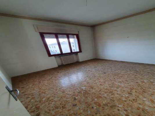 Abitazione in Vittorio Veneto (Treviso) Via Duca D'Aosta 16 (piano primo, int. 4). Composto da: Ingresso, disimpegno, soggiorno, cucina, due camere, bagno, ripostiglio, tre poggioli + deposito ad uso esclusivo, box auto ad uso esclusivo e deposito ad uso comune. Identificativi [N.C.E.U.] Categoria Catastale A3 Sezione E foglio 12 part. 950 sub. 7, con deposito ad uso esclusivo alla Sezione E foglio 12 part. 950 sub. 24, box auto ad uso esclusivo alla Sezione E foglio 12 part. 950 sub. 60 e deposito ad uso comune (millesimi di proprietà 50) alla Sezione E foglio 12 part. 950 sub. 64. . Mq 100. Libero. Piena proprietà.