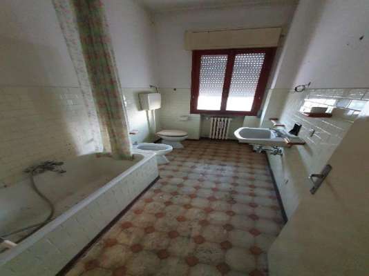 Abitazione in Vittorio Veneto (Treviso) Via Duca D'Aosta 16 (piano primo, int. 4). Composto da: Ingresso, disimpegno, soggiorno, cucina, due camere, bagno, ripostiglio, tre poggioli + deposito ad uso esclusivo, box auto ad uso esclusivo e deposito ad uso comune. Identificativi [N.C.E.U.] Categoria Catastale A3 Sezione E foglio 12 part. 950 sub. 7, con deposito ad uso esclusivo alla Sezione E foglio 12 part. 950 sub. 24, box auto ad uso esclusivo alla Sezione E foglio 12 part. 950 sub. 60 e deposito ad uso comune (millesimi di proprietà 50) alla Sezione E foglio 12 part. 950 sub. 64. . Mq 100. Libero. Piena proprietà.
