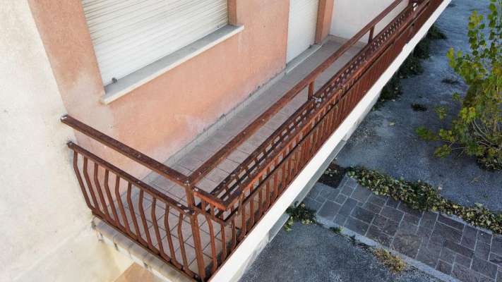 Abitazione in Vittorio Veneto (Treviso) Via Duca D'Aosta 16 (piano primo, int. 4). Composto da: Ingresso, disimpegno, soggiorno, cucina, due camere, bagno, ripostiglio, tre poggioli + deposito ad uso esclusivo, box auto ad uso esclusivo e deposito ad uso comune. Identificativi [N.C.E.U.] Categoria Catastale A3 Sezione E foglio 12 part. 950 sub. 7, con deposito ad uso esclusivo alla Sezione E foglio 12 part. 950 sub. 24, box auto ad uso esclusivo alla Sezione E foglio 12 part. 950 sub. 60 e deposito ad uso comune (millesimi di proprietà 50) alla Sezione E foglio 12 part. 950 sub. 64. . Mq 100. Libero. Piena proprietà.
