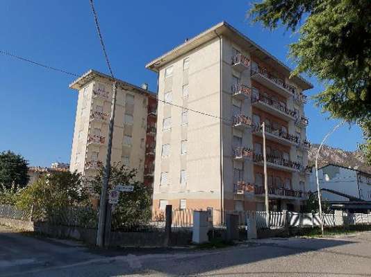 Abitazione in Vittorio Veneto (Treviso) Via Duca D'Aosta 16 (piano secondo, int. 5). Composto da: Ingresso, disimpegno, soggiorno, cucina, tre camere, bagno, ripostiglio, tre poggioli + deposito ad uso esclusivo, box auto ad uso esclusivo e deposito ad uso comune. Identificativi [N.C.E.U.] Categoria Catastale A3 Sezione E foglio 12 part. 950 sub. 8, con deposito ad uso esclusivo alla Sezione E foglio 12 part. 950 sub. 35, box auto ad uso esclusivo alla Sezione E foglio 12 part. 950 sub. 59 e deposito ad uso comune (millesimi di proprietà 50) alla Sezione E foglio 12 part. 950 sub. 64. Mq 124. Libero. Piena proprietà.