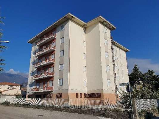 Abitazione in Vittorio Veneto (Treviso) Via Duca D'Aosta 16 (piano secondo, int. 5). Composto da: Ingresso, disimpegno, soggiorno, cucina, tre camere, bagno, ripostiglio, tre poggioli + deposito ad uso esclusivo, box auto ad uso esclusivo e deposito ad uso comune. Identificativi [N.C.E.U.] Categoria Catastale A3 Sezione E foglio 12 part. 950 sub. 8, con deposito ad uso esclusivo alla Sezione E foglio 12 part. 950 sub. 35, box auto ad uso esclusivo alla Sezione E foglio 12 part. 950 sub. 59 e deposito ad uso comune (millesimi di proprietà 50) alla Sezione E foglio 12 part. 950 sub. 64. Mq 124. Libero. Piena proprietà.