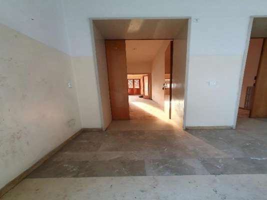Abitazione in Vittorio Veneto (Treviso) Via Duca D'Aosta 16 (piano secondo, int. 5). Composto da: Ingresso, disimpegno, soggiorno, cucina, tre camere, bagno, ripostiglio, tre poggioli + deposito ad uso esclusivo, box auto ad uso esclusivo e deposito ad uso comune. Identificativi [N.C.E.U.] Categoria Catastale A3 Sezione E foglio 12 part. 950 sub. 8, con deposito ad uso esclusivo alla Sezione E foglio 12 part. 950 sub. 35, box auto ad uso esclusivo alla Sezione E foglio 12 part. 950 sub. 59 e deposito ad uso comune (millesimi di proprietà 50) alla Sezione E foglio 12 part. 950 sub. 64. Mq 124. Libero. Piena proprietà.