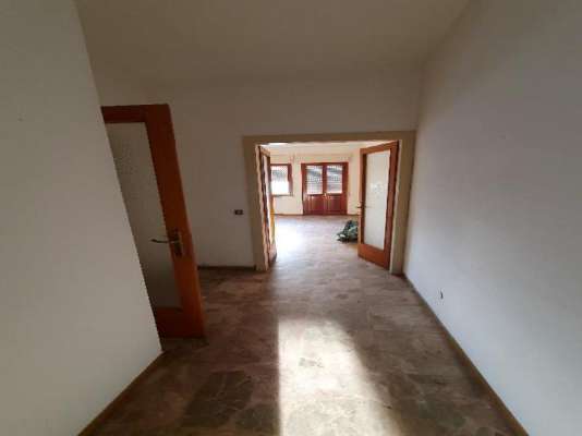 Abitazione in Vittorio Veneto (Treviso) Via Duca D'Aosta 16 (piano secondo, int. 5). Composto da: Ingresso, disimpegno, soggiorno, cucina, tre camere, bagno, ripostiglio, tre poggioli + deposito ad uso esclusivo, box auto ad uso esclusivo e deposito ad uso comune. Identificativi [N.C.E.U.] Categoria Catastale A3 Sezione E foglio 12 part. 950 sub. 8, con deposito ad uso esclusivo alla Sezione E foglio 12 part. 950 sub. 35, box auto ad uso esclusivo alla Sezione E foglio 12 part. 950 sub. 59 e deposito ad uso comune (millesimi di proprietà 50) alla Sezione E foglio 12 part. 950 sub. 64. Mq 124. Libero. Piena proprietà.