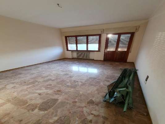 Abitazione in Vittorio Veneto (Treviso) Via Duca D'Aosta 16 (piano secondo, int. 5). Composto da: Ingresso, disimpegno, soggiorno, cucina, tre camere, bagno, ripostiglio, tre poggioli + deposito ad uso esclusivo, box auto ad uso esclusivo e deposito ad uso comune. Identificativi [N.C.E.U.] Categoria Catastale A3 Sezione E foglio 12 part. 950 sub. 8, con deposito ad uso esclusivo alla Sezione E foglio 12 part. 950 sub. 35, box auto ad uso esclusivo alla Sezione E foglio 12 part. 950 sub. 59 e deposito ad uso comune (millesimi di proprietà 50) alla Sezione E foglio 12 part. 950 sub. 64. Mq 124. Libero. Piena proprietà.