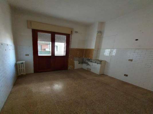 Abitazione in Vittorio Veneto (Treviso) Via Duca D'Aosta 16 (piano secondo, int. 5). Composto da: Ingresso, disimpegno, soggiorno, cucina, tre camere, bagno, ripostiglio, tre poggioli + deposito ad uso esclusivo, box auto ad uso esclusivo e deposito ad uso comune. Identificativi [N.C.E.U.] Categoria Catastale A3 Sezione E foglio 12 part. 950 sub. 8, con deposito ad uso esclusivo alla Sezione E foglio 12 part. 950 sub. 35, box auto ad uso esclusivo alla Sezione E foglio 12 part. 950 sub. 59 e deposito ad uso comune (millesimi di proprietà 50) alla Sezione E foglio 12 part. 950 sub. 64. Mq 124. Libero. Piena proprietà.