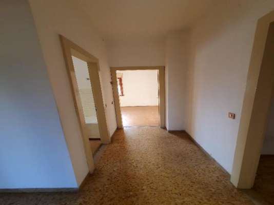 Abitazione in Vittorio Veneto (Treviso) Via Duca D'Aosta 16 (piano secondo, int. 5). Composto da: Ingresso, disimpegno, soggiorno, cucina, tre camere, bagno, ripostiglio, tre poggioli + deposito ad uso esclusivo, box auto ad uso esclusivo e deposito ad uso comune. Identificativi [N.C.E.U.] Categoria Catastale A3 Sezione E foglio 12 part. 950 sub. 8, con deposito ad uso esclusivo alla Sezione E foglio 12 part. 950 sub. 35, box auto ad uso esclusivo alla Sezione E foglio 12 part. 950 sub. 59 e deposito ad uso comune (millesimi di proprietà 50) alla Sezione E foglio 12 part. 950 sub. 64. Mq 124. Libero. Piena proprietà.