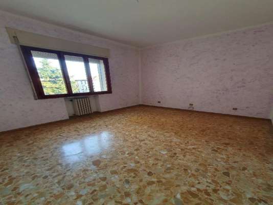 Abitazione in Vittorio Veneto (Treviso) Via Duca D'Aosta 16 (piano secondo, int. 5). Composto da: Ingresso, disimpegno, soggiorno, cucina, tre camere, bagno, ripostiglio, tre poggioli + deposito ad uso esclusivo, box auto ad uso esclusivo e deposito ad uso comune. Identificativi [N.C.E.U.] Categoria Catastale A3 Sezione E foglio 12 part. 950 sub. 8, con deposito ad uso esclusivo alla Sezione E foglio 12 part. 950 sub. 35, box auto ad uso esclusivo alla Sezione E foglio 12 part. 950 sub. 59 e deposito ad uso comune (millesimi di proprietà 50) alla Sezione E foglio 12 part. 950 sub. 64. Mq 124. Libero. Piena proprietà.