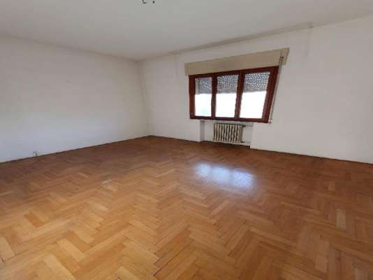 Abitazione in Vittorio Veneto (Treviso) Via Duca D'Aosta 16 (piano secondo, int. 5). Composto da: Ingresso, disimpegno, soggiorno, cucina, tre camere, bagno, ripostiglio, tre poggioli + deposito ad uso esclusivo, box auto ad uso esclusivo e deposito ad uso comune. Identificativi [N.C.E.U.] Categoria Catastale A3 Sezione E foglio 12 part. 950 sub. 8, con deposito ad uso esclusivo alla Sezione E foglio 12 part. 950 sub. 35, box auto ad uso esclusivo alla Sezione E foglio 12 part. 950 sub. 59 e deposito ad uso comune (millesimi di proprietà 50) alla Sezione E foglio 12 part. 950 sub. 64. Mq 124. Libero. Piena proprietà.
