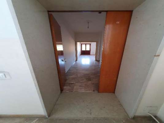 Abitazione in Vittorio Veneto (Treviso) Via Duca D'Aosta 16 (piano terzo, int. 12). Composto da: Ingresso, disimpegno, soggiorno, cucina, due camere, bagno, ripostiglio, tre poggioli + deposito ad uso esclusivo, box auto ad uso esclusivo e deposito ad uso comune. Identificativi [N.C.E.U.] Categoria Catastale A3 Sezione E foglio 12 part. 950 sub. 15, con deposito ad uso esclusivo alla Sezione E foglio 12 part. 950 sub. 27, box auto ad uso esclusivo alla Sezione E foglio 12 part. 950 sub. 52 e deposito ad uso comune (millesimi di proprietà 50) alla Sezione E foglio 12 part. 950 sub. 64. . Mq 100. Libero. Piena proprietà.