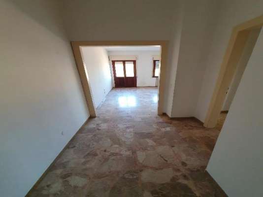 Abitazione in Vittorio Veneto (Treviso) Via Duca D'Aosta 16 (piano terzo, int. 12). Composto da: Ingresso, disimpegno, soggiorno, cucina, due camere, bagno, ripostiglio, tre poggioli + deposito ad uso esclusivo, box auto ad uso esclusivo e deposito ad uso comune. Identificativi [N.C.E.U.] Categoria Catastale A3 Sezione E foglio 12 part. 950 sub. 15, con deposito ad uso esclusivo alla Sezione E foglio 12 part. 950 sub. 27, box auto ad uso esclusivo alla Sezione E foglio 12 part. 950 sub. 52 e deposito ad uso comune (millesimi di proprietà 50) alla Sezione E foglio 12 part. 950 sub. 64. . Mq 100. Libero. Piena proprietà.