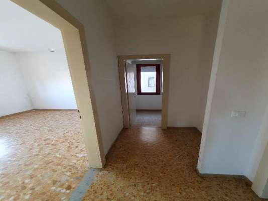 Abitazione in Vittorio Veneto (Treviso) Via Duca D'Aosta 16 (piano terzo, int. 12). Composto da: Ingresso, disimpegno, soggiorno, cucina, due camere, bagno, ripostiglio, tre poggioli + deposito ad uso esclusivo, box auto ad uso esclusivo e deposito ad uso comune. Identificativi [N.C.E.U.] Categoria Catastale A3 Sezione E foglio 12 part. 950 sub. 15, con deposito ad uso esclusivo alla Sezione E foglio 12 part. 950 sub. 27, box auto ad uso esclusivo alla Sezione E foglio 12 part. 950 sub. 52 e deposito ad uso comune (millesimi di proprietà 50) alla Sezione E foglio 12 part. 950 sub. 64. . Mq 100. Libero. Piena proprietà.