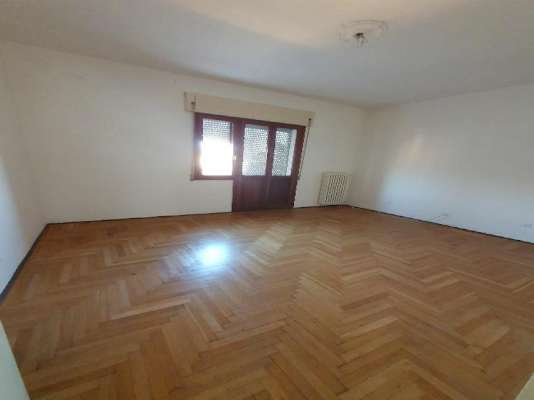 Abitazione in Vittorio Veneto (Treviso) Via Duca D'Aosta 16 (piano terzo, int. 12). Composto da: Ingresso, disimpegno, soggiorno, cucina, due camere, bagno, ripostiglio, tre poggioli + deposito ad uso esclusivo, box auto ad uso esclusivo e deposito ad uso comune. Identificativi [N.C.E.U.] Categoria Catastale A3 Sezione E foglio 12 part. 950 sub. 15, con deposito ad uso esclusivo alla Sezione E foglio 12 part. 950 sub. 27, box auto ad uso esclusivo alla Sezione E foglio 12 part. 950 sub. 52 e deposito ad uso comune (millesimi di proprietà 50) alla Sezione E foglio 12 part. 950 sub. 64. . Mq 100. Libero. Piena proprietà.