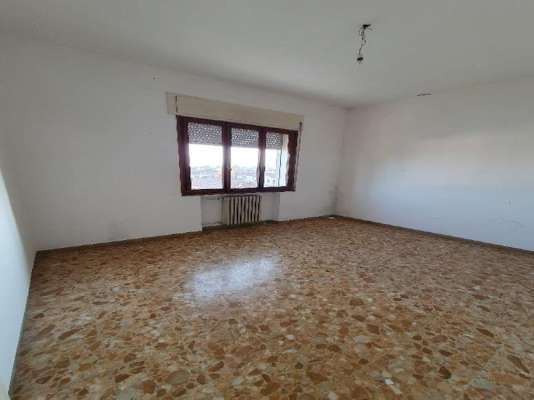 Abitazione in Vittorio Veneto (Treviso) Via Duca D'Aosta 16 (piano terzo, int. 12). Composto da: Ingresso, disimpegno, soggiorno, cucina, due camere, bagno, ripostiglio, tre poggioli + deposito ad uso esclusivo, box auto ad uso esclusivo e deposito ad uso comune. Identificativi [N.C.E.U.] Categoria Catastale A3 Sezione E foglio 12 part. 950 sub. 15, con deposito ad uso esclusivo alla Sezione E foglio 12 part. 950 sub. 27, box auto ad uso esclusivo alla Sezione E foglio 12 part. 950 sub. 52 e deposito ad uso comune (millesimi di proprietà 50) alla Sezione E foglio 12 part. 950 sub. 64. . Mq 100. Libero. Piena proprietà.
