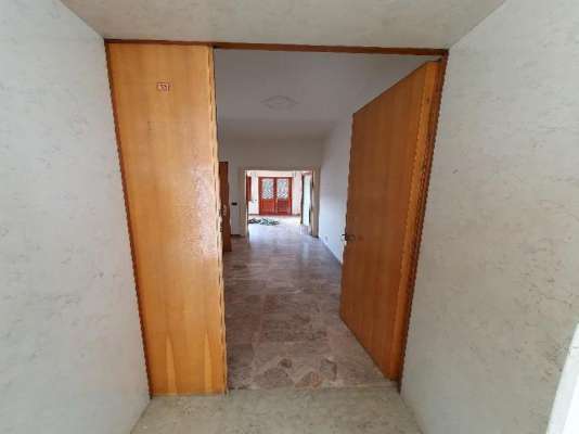 Abitazione in Vittorio Veneto (Treviso) Via Duca D'Aosta 16 (piano quarto, int. 13). Composto da: Ingresso, disimpegno, soggiorno, cucina, tre camere, bagno, ripostiglio, tre poggioli + deposito ad uso esclusivo, box auto ad uso esclusivo e deposito ad uso comune. Identificativi [N.C.E.U.] Categoria Catastale A3 Sezione E foglio 12 part. 950 sub. 16, con deposito ad uso esclusivo alla Sezione E foglio 12 part. 950 sub. 37, box auto ad uso esclusivo alla Sezione E foglio 12 part. 950 sub. 51 e deposito ad uso comune (millesimi di proprietà 50) alla Sezione E foglio 12 part. 950 sub. 64. Mq 124. Libero. Piena proprietà.
